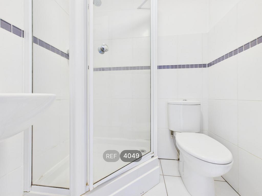 En suite bathroom 2