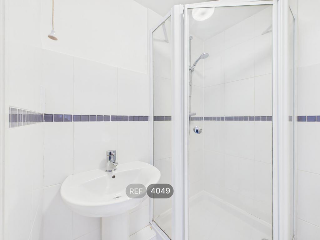 En suite bathroom 2