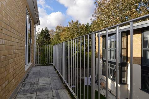 1 bedroom flat for sale, Kimberley Avenue, London, SE15