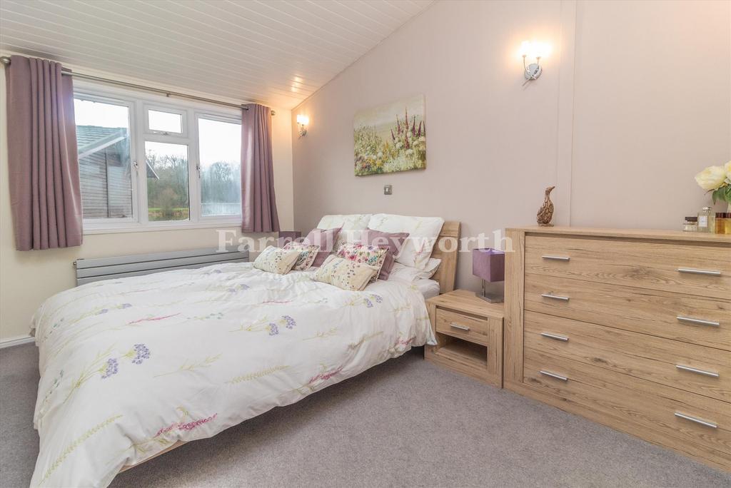 Bedroom 1 image 2
