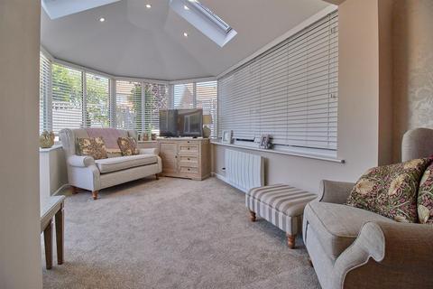 3 bedroom semi-detached house to rent, Tweedside Close, Hinckley, Leicestershire