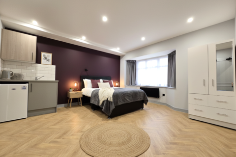 Studio to rent, Bluefield Close, Hampton TW12