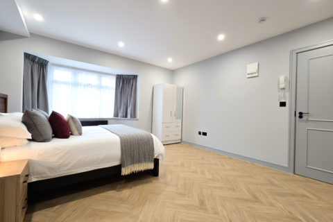 Studio to rent, Bluefield Close, Hampton TW12