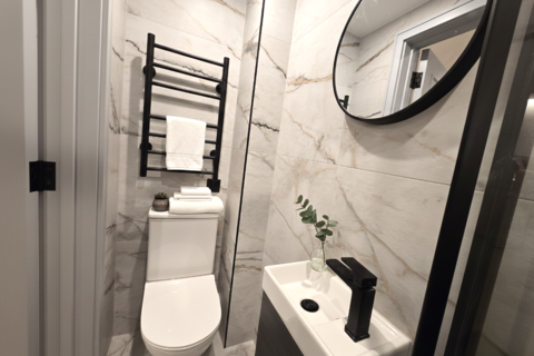 Studio to rent, Bluefield Close, Hampton TW12