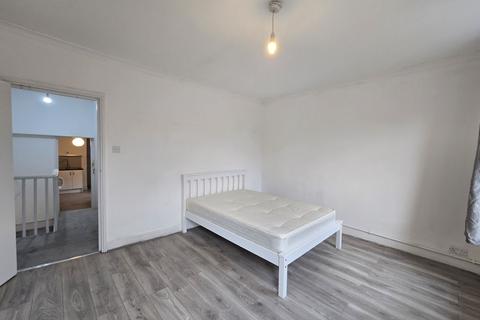 2 bedroom flat to rent, Asplins Road, London N17