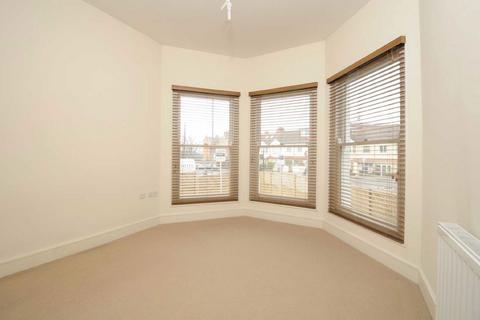 2 bedroom flat to rent, Lebanon Gardens, London SW18