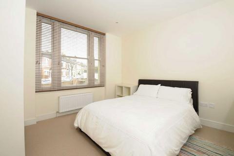 2 bedroom flat to rent, Lebanon Gardens, London SW18