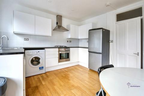 4 bedroom flat to rent, Devonshire Road, Polygon, Southampton, SO15