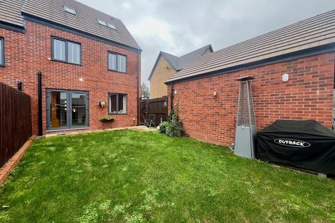 4 bedroom semi-detached house for sale, Doppler Road, Malvern