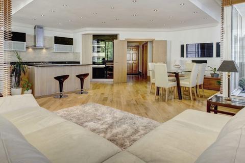 2 bedroom flat to rent, The Quadrangle, London SW10
