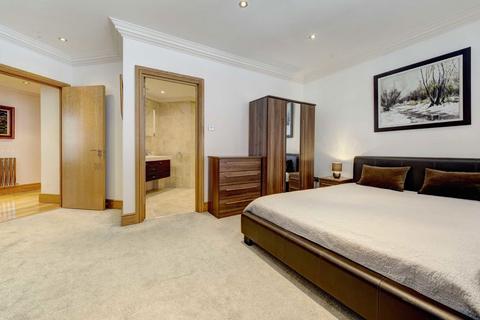 2 bedroom flat to rent, The Quadrangle, London SW10