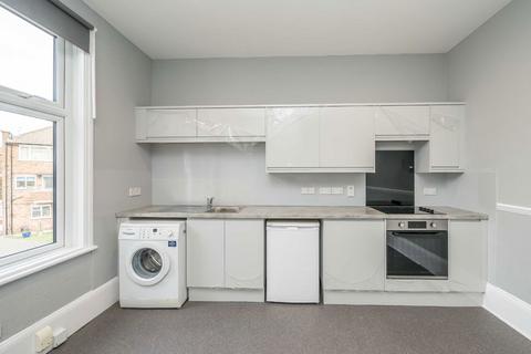 Studio to rent, Bridge Road, East Molesey KT8