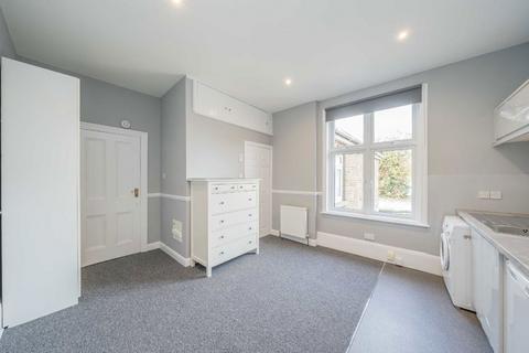 Studio to rent, Bridge Road, East Molesey KT8