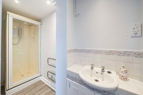 Studio to rent, Bridge Road, East Molesey KT8