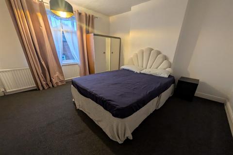 3 bedroom semi-detached house to rent, Ednaston Road, NG7 2JF