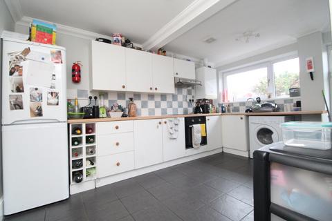 3 bedroom terraced house to rent, Broadway, Pontypridd CF37
