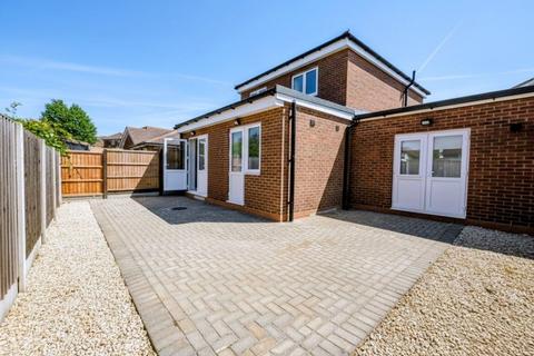 Studio to rent, Bluefield Close, Hampton TW12