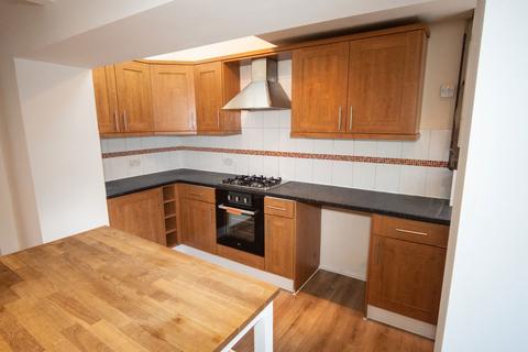 3 bedroom terraced house to rent, 546 Wakefield Road, Huddersfield, HD5