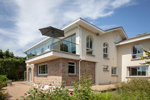 5 bedroom detached house to rent, Le Petit Catillon, Grouville, Jersey