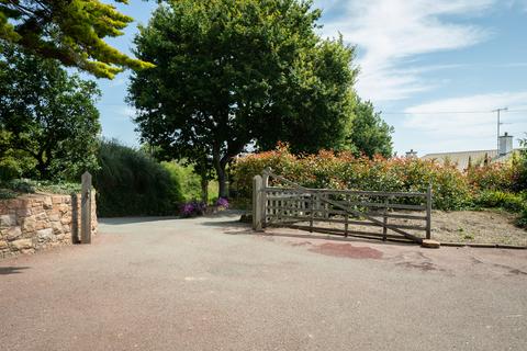 5 bedroom detached house to rent, Le Petit Catillon, Grouville, Jersey