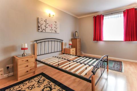 2 bedroom flat to rent, Weekes Drive, Cippenham