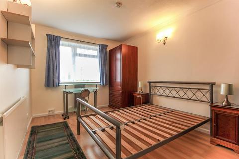 2 bedroom flat to rent, Weekes Drive, Cippenham