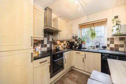 2 bedroom flat to rent, Waynflete Street, London SW18
