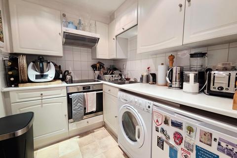 1 bedroom flat to rent, Campden Hill Gardens, London, W8