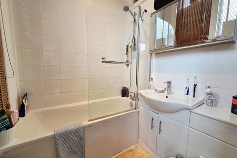 1 bedroom flat to rent, Campden Hill Gardens, London, W8