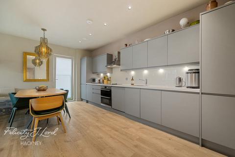 3 bedroom flat for sale, Homerton High Street, London E9