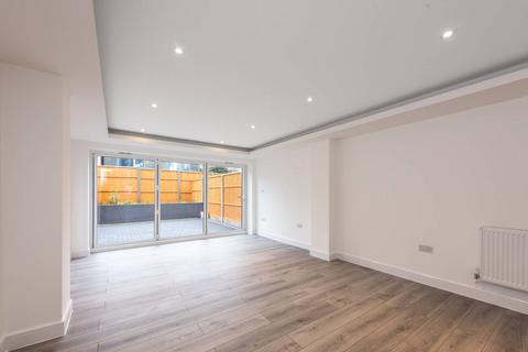 3 bedroom semi-detached house to rent, Victoria Road, East Barnet, EN4