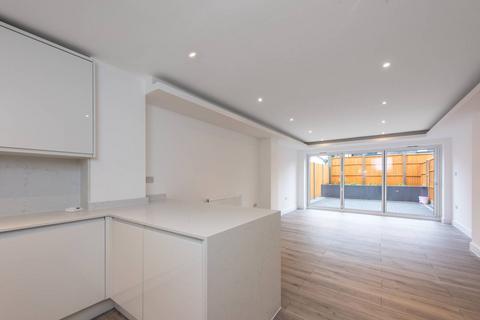 3 bedroom semi-detached house to rent, Victoria Road, East Barnet, EN4