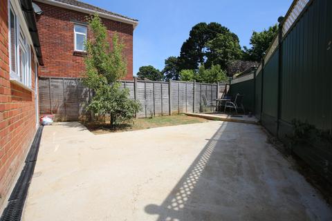 3 bedroom bungalow to rent, Sandringham Road, Southampton SO18
