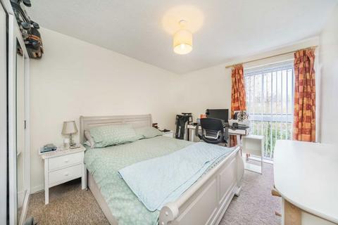 undefined, Station Road, Hampton TW12