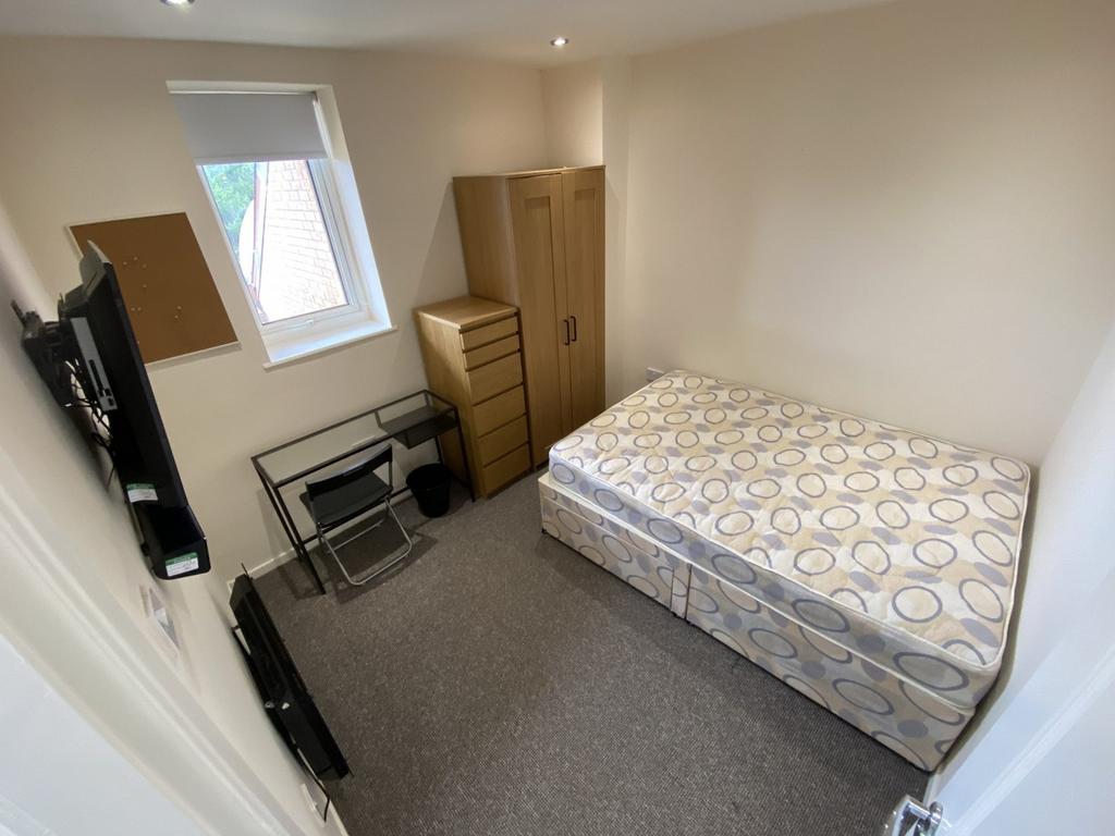 A bright and tidy double bedroom, perfect for s...