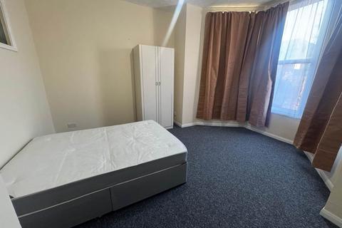 2 bedroom flat to rent, Mansfield Road, Ilford, Essex