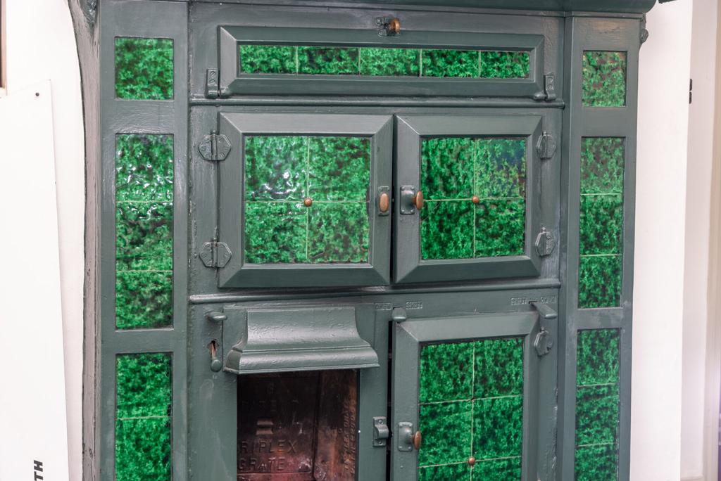 Feature stove