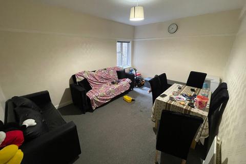 2 bedroom flat for sale, High Road, Romford RM6