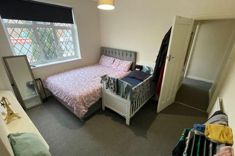 2 bedroom flat for sale, High Road, Romford RM6