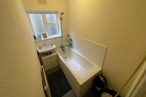 2 bedroom flat for sale, High Road, Romford RM6