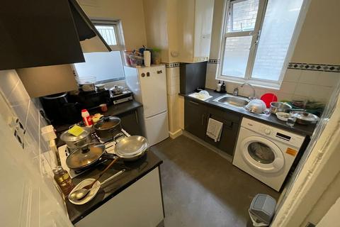 2 bedroom flat for sale, High Road, Romford RM6