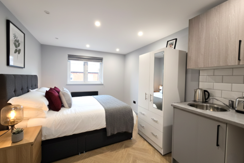 Studio to rent, Bluefield Close, Hampton TW12