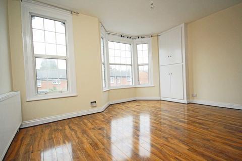 3 bedroom flat to rent, Avenue Road, London W3