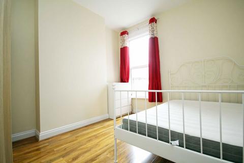 3 bedroom flat to rent, Avenue Road, London W3