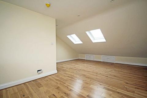 3 bedroom flat to rent, Avenue Road, London W3