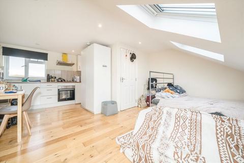 3 bedroom flat to rent, Avenue Road, London W3