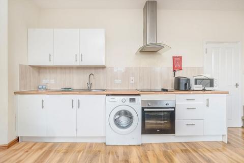 3 bedroom flat to rent, Avenue Road, London W3