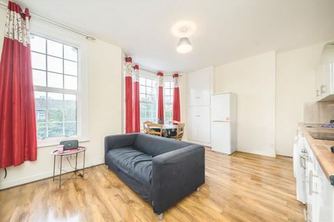 3 bedroom flat to rent, Avenue Road, London W3