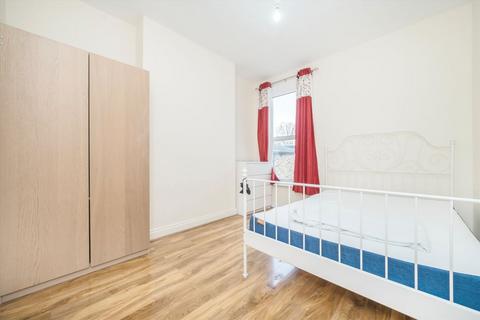 3 bedroom flat to rent, Avenue Road, London W3