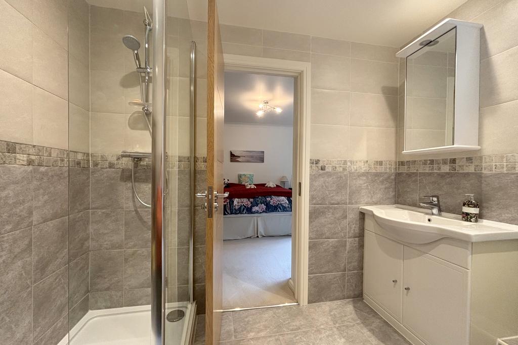 En Suite to Bedroom 1